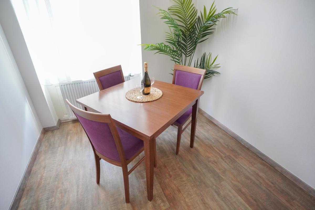 Image 5 of Elegant & Stylish Center Apartments!