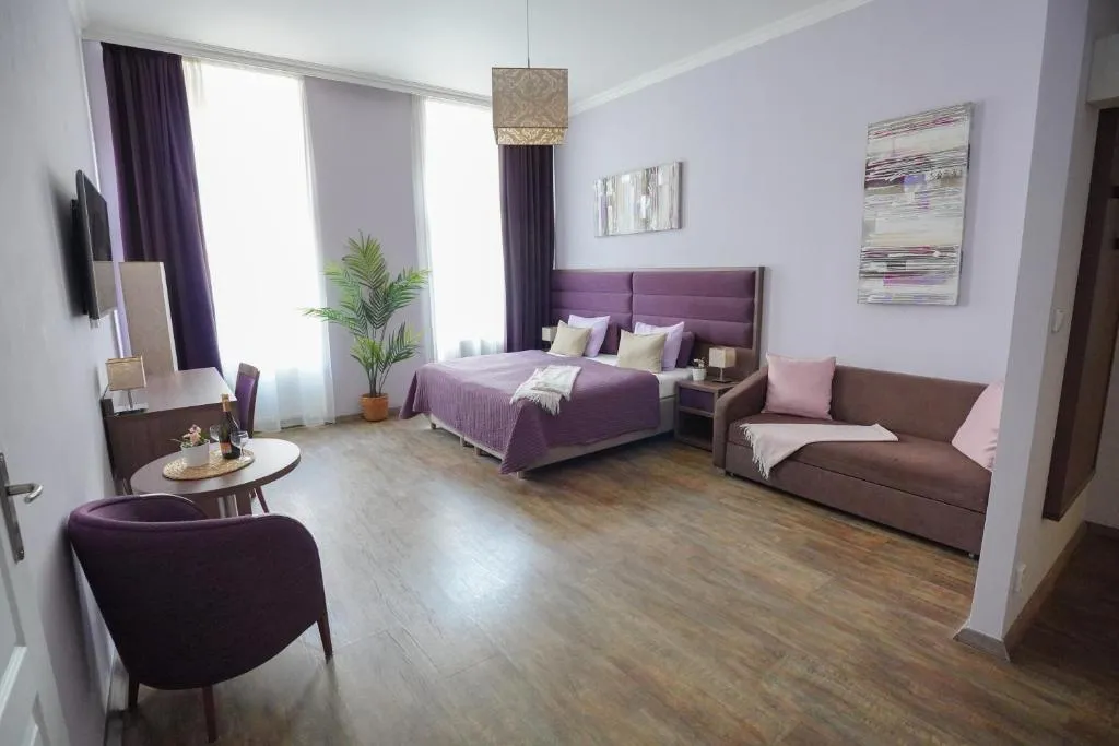 Elegant & Stylish Center Apartments!