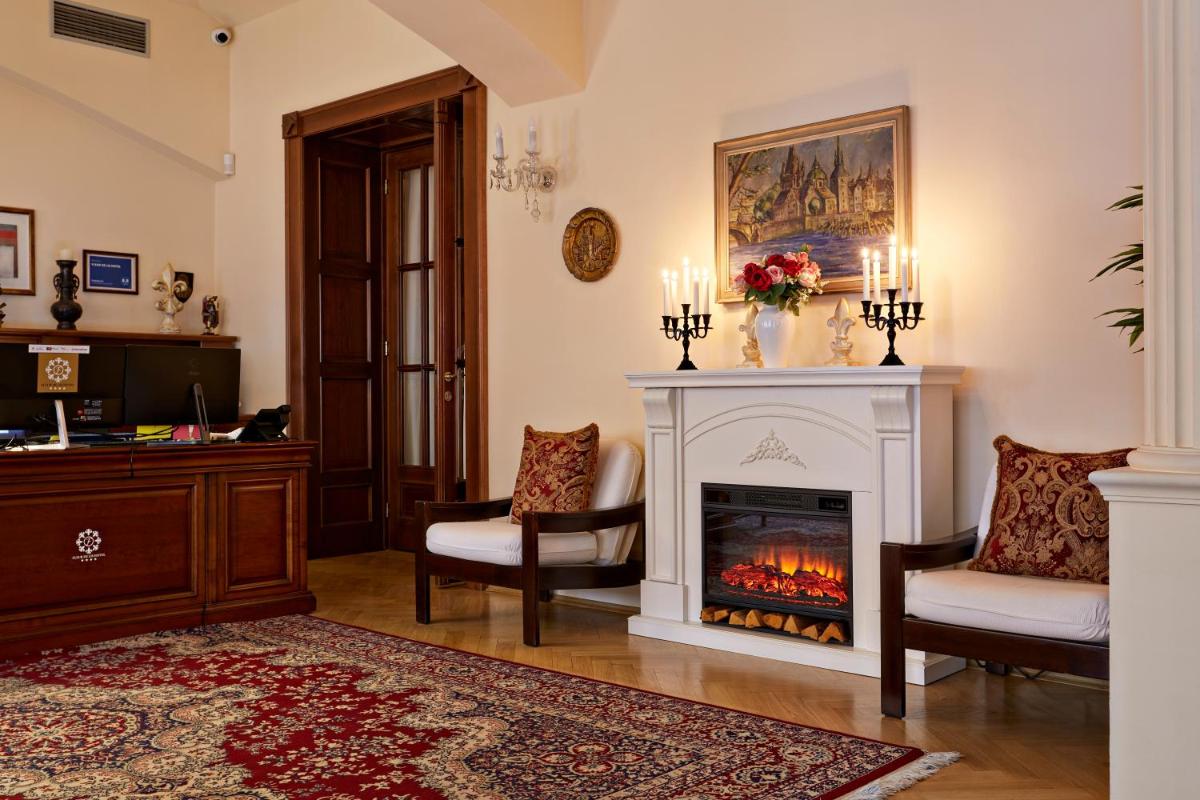 Image 1 of FLEUR DE LIS HOTEL