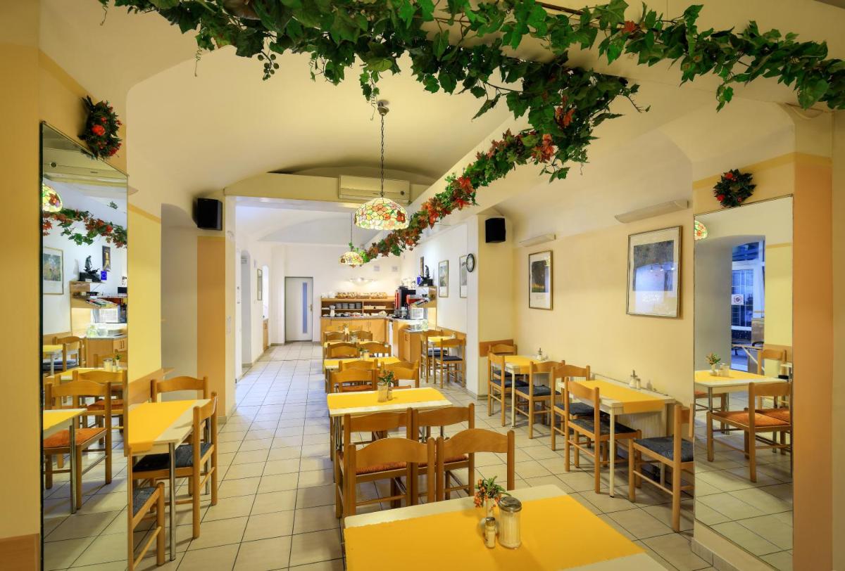 Image 3 of Hotel Golden City Garni