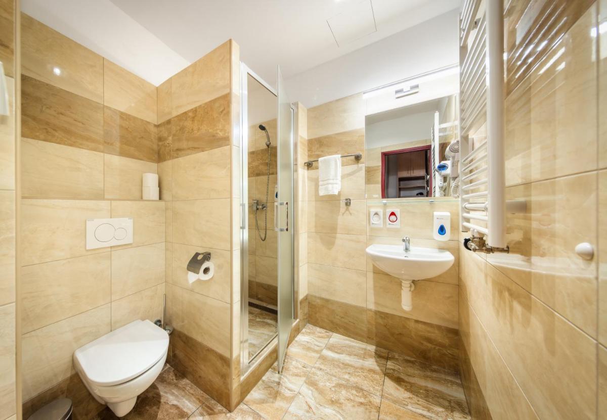Image 2 of Hotel Golden City Garni