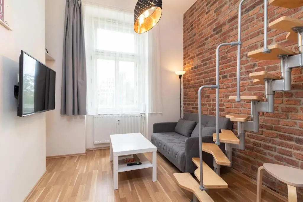 Mezzanine Beds, 10min to Centre with Offsite Parking