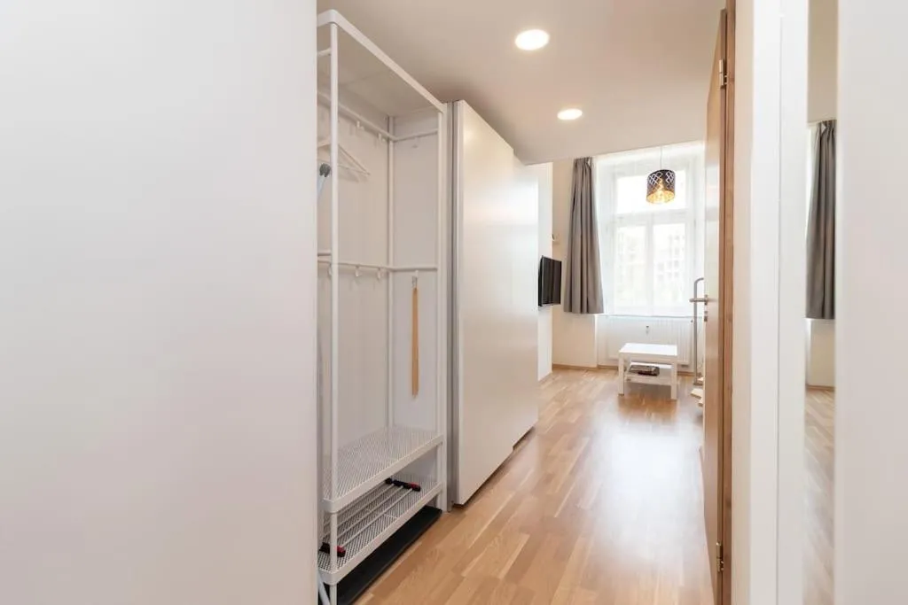 Mezzanine Beds, 10min to Centre with Offsite Parking - 3