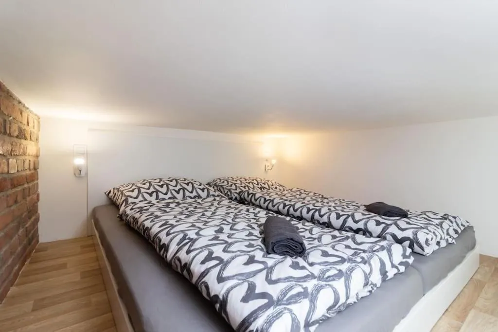 Mezzanine Beds, 10min to Centre with Offsite Parking - 2