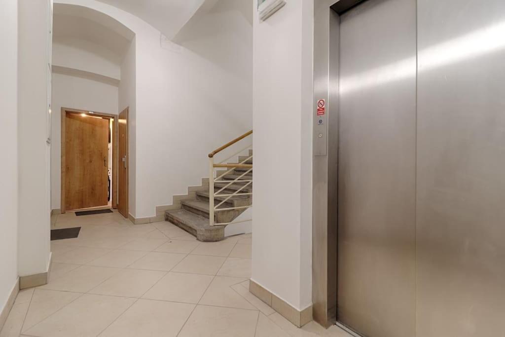 Image 4 of Mezzanine Beds, 10min to Centre with Offsite Parking