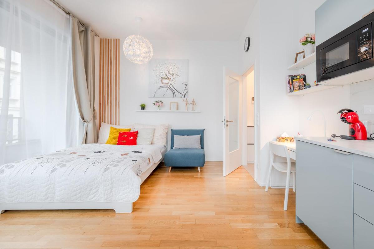 Image 5 of New-built Golden Luxury Studio with Balcony