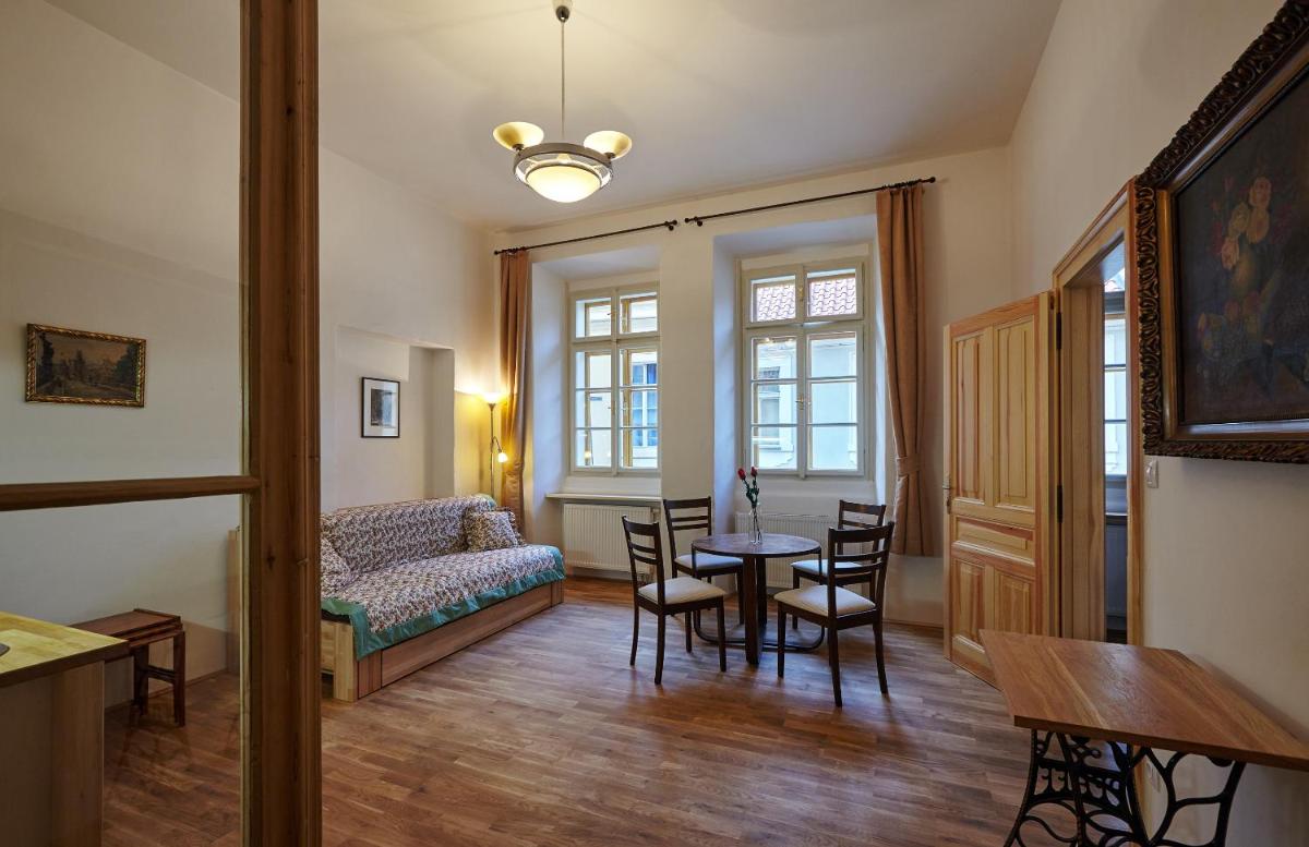 Image 2 of Queen Bee apartments