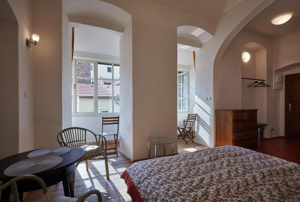 Image 5 of Queen Bee apartments