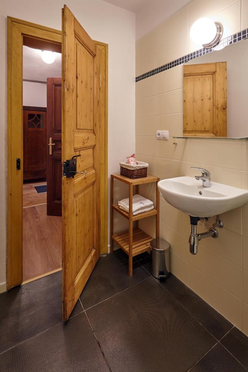 Image 3 of Queen Bee apartments