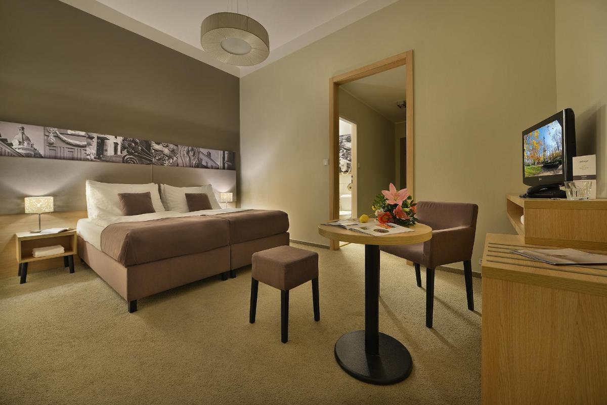 Image 1 of Three Crowns Hotel